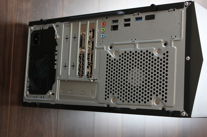 Legion Y520 Towerの背面