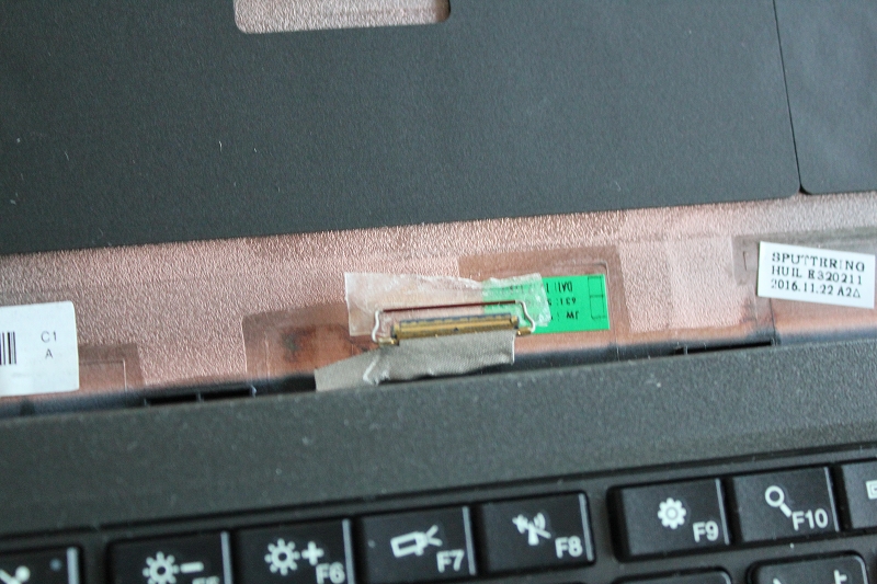 eDPコネクタの透明なシールを半分くらい剥がす
