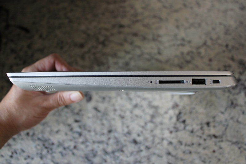 Ideapad 330S (14) 右側面