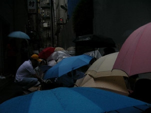 雨が降っても並びます(涙)