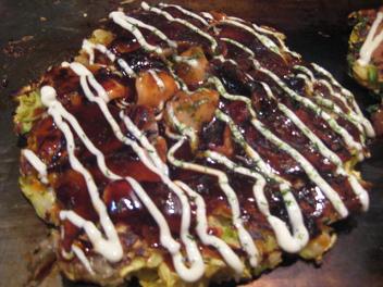 どむす焼き(ぶた・いか・たこ・えび・貝柱・牛肉・玉子入)