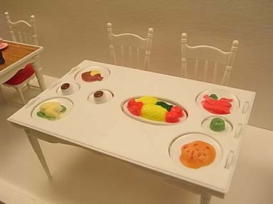 ぐるんとまわすとご馳走が出てくるテーブル