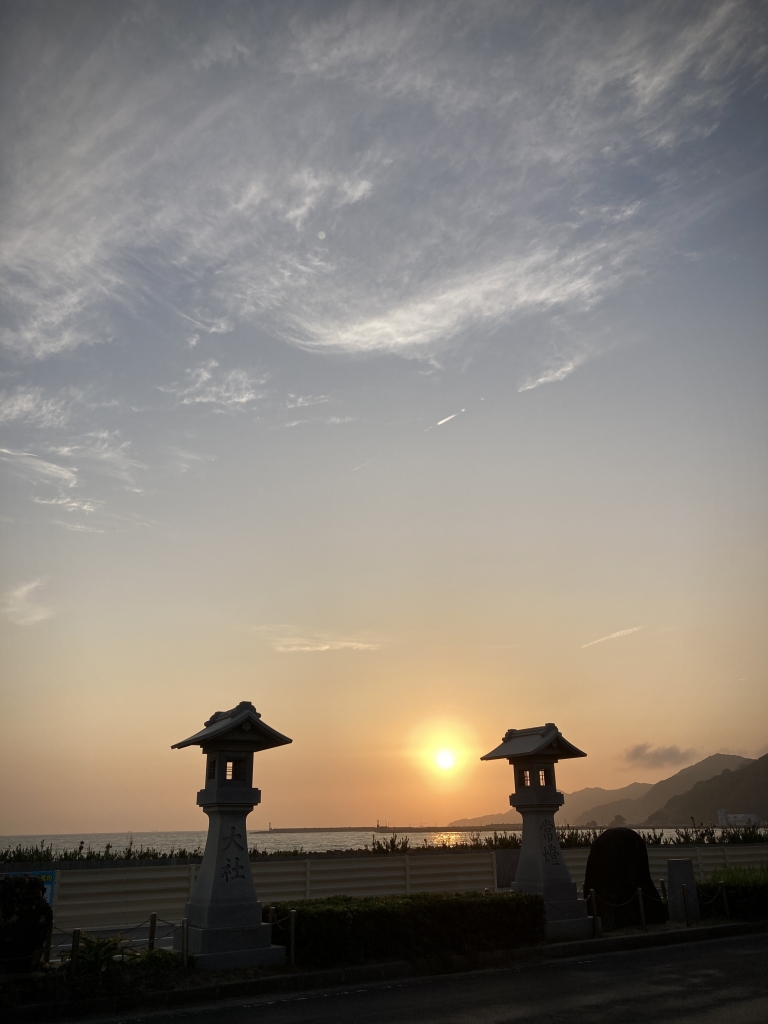 大灯籠から日本海へ沈む夕日 | 神迎の道【島根県出雲市大社町】