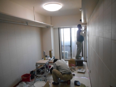 工事中・内装職人がエコカラットを割付けして貼っています。