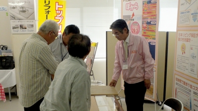 今回初展示の電気式床暖房コーナー お客様の関心を集めていました!