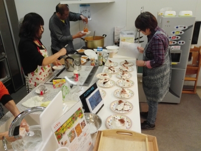 完成した料理から盛り付け開始!
