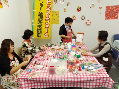 簡単ミニリース作り 飾り付け作業に夢中になりました☆