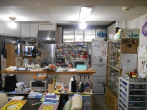 工事前のキッチン。モノが見えすぎて困っていらっしゃいました;