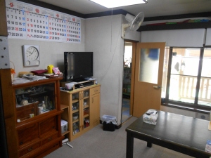 壁面収納部分の工事前。色の違う家具が並んでいました。