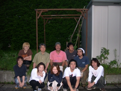 棚完成、記念写真