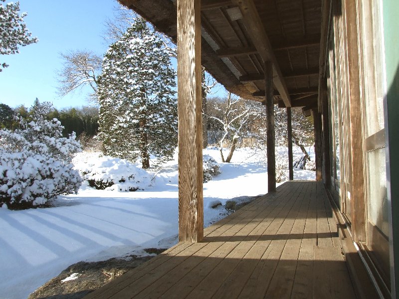 茅葺きの宿 箱ノ森 初積雪 茅葺きの宿 三男坊 懐かしむ大人の宿 12 04 28 Open