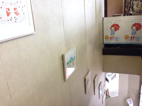 長倉書店「あめふりさんぽ」原画展 階段