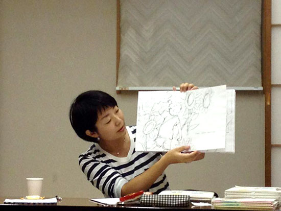 本をテーブルにおいて 様子 江頭路子