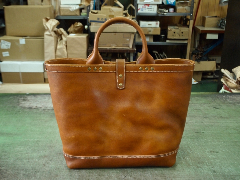 丈夫な革のトートバッグ(ミリタリートート)
