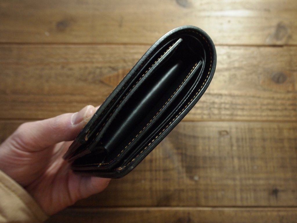 黒革(ブッテーロ)の二つ折り財布