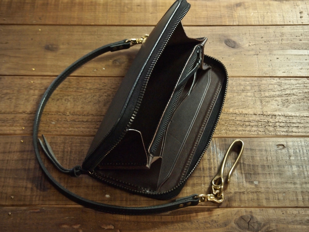 黒いブッテーロのラウンドファスナー財布