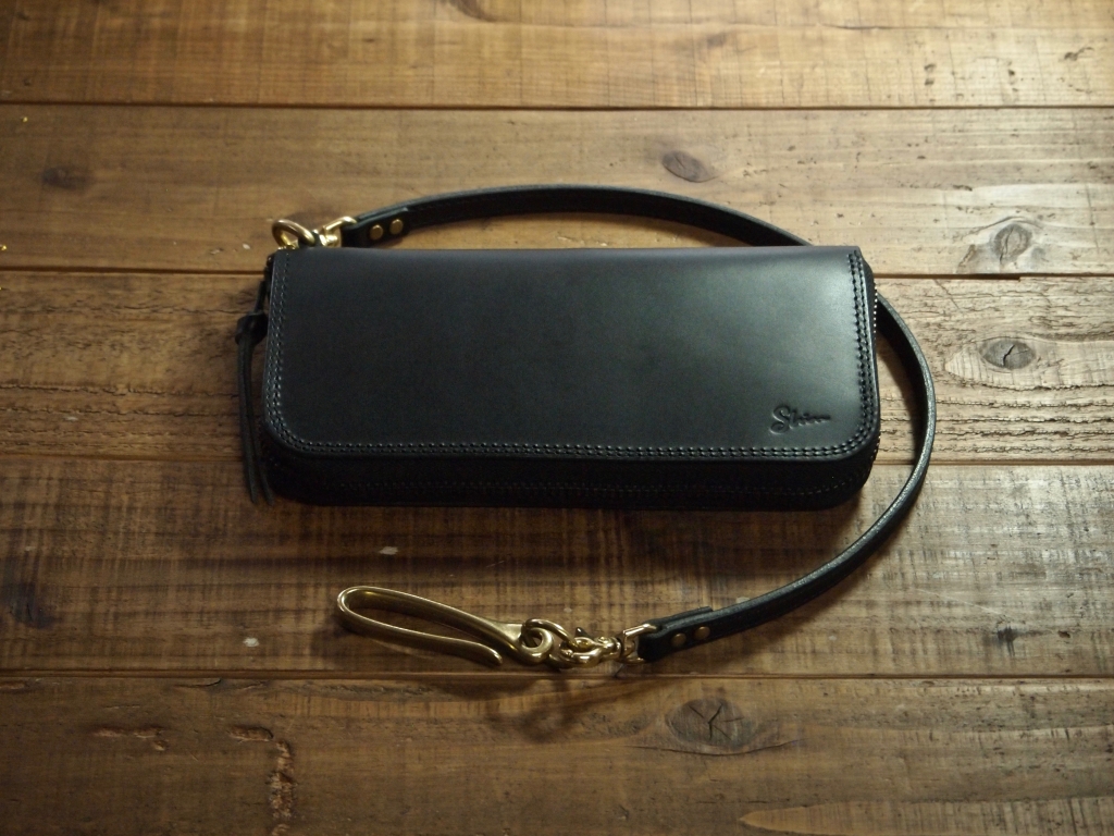 黒いブッテーロのラウンドファスナー財布