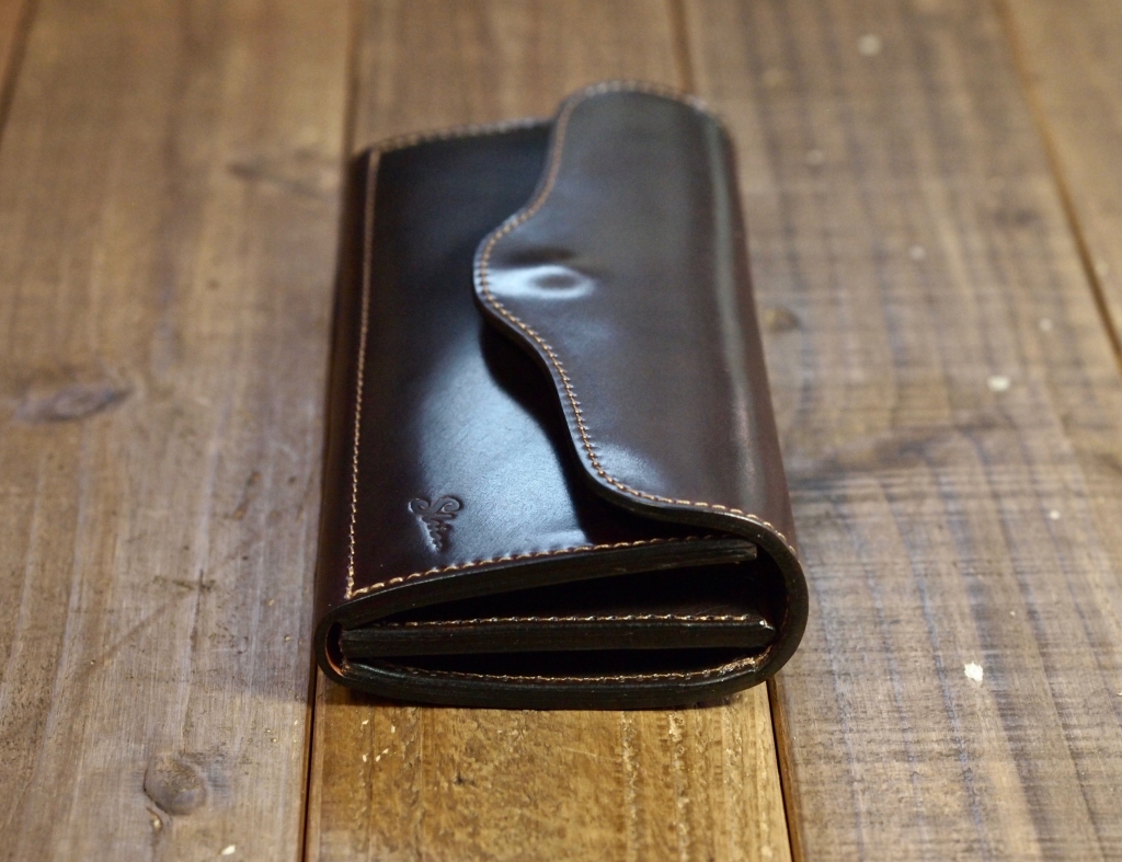 シェルコードバンの長財布