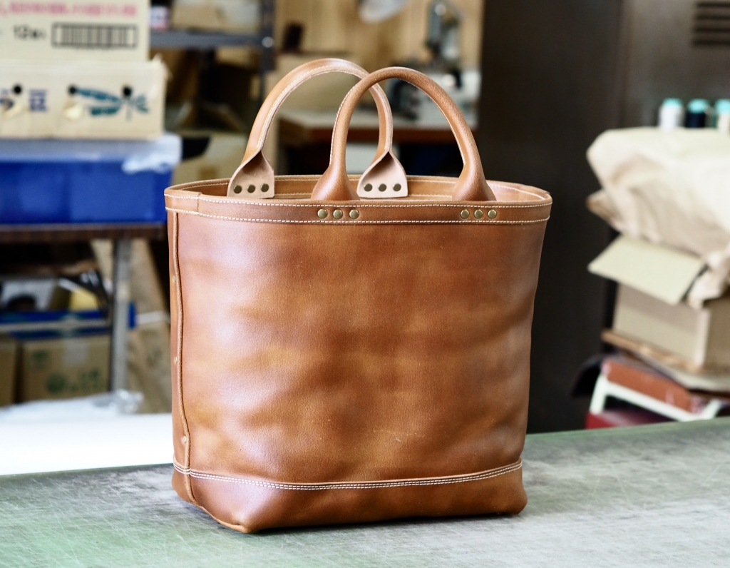 シンプル&タフな革製トートバッグ