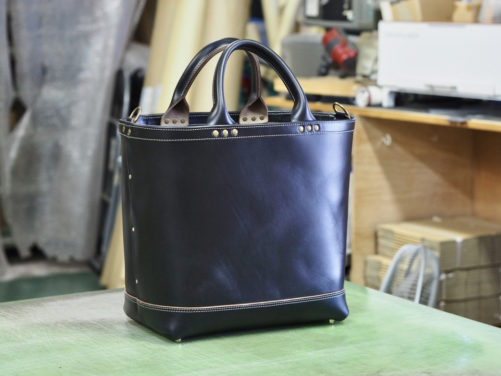 ブラックのクロムエクセルのミリタリートート | レザーブランド【SHIN