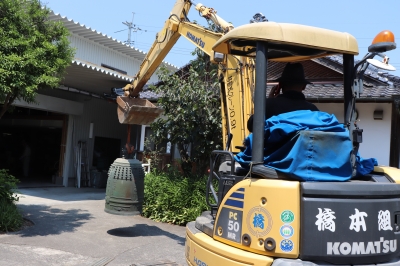鐘は奥の倉庫へ.JPG