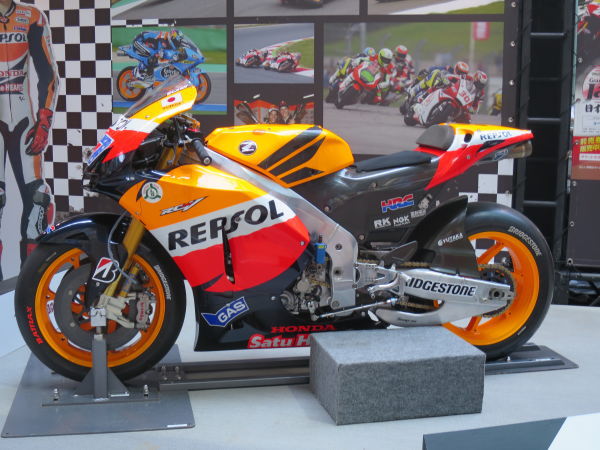 HONDA RC212V ～究極のフォーミュラマシン～ : 風とバイクと俺と。