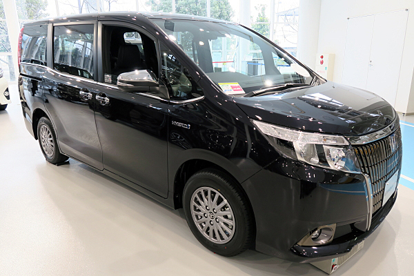 新車外し ESQUIREエスクァイア 前期型 特別仕様車Black-Tailored