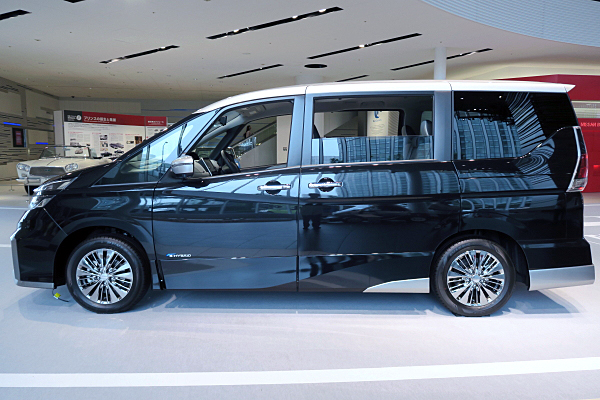 セレナsr 日産 セレナ ライダー オーテック30周年特別仕様車 Nissan Serena