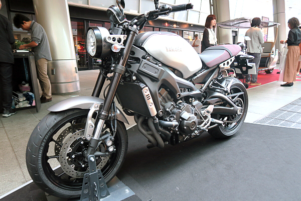 ヤマハ XSR900 : シルバー Yamaha XSR900 : Silver | Car and Moto in 