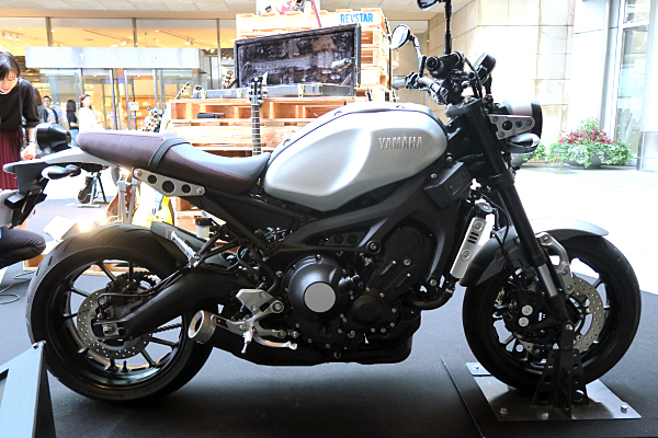 ヤマハ XSR900 : シルバー Yamaha XSR900 : Silver | Car and Moto in 