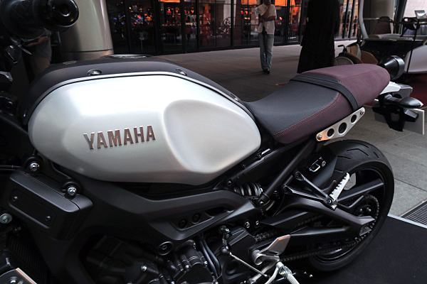 ヤマハ XSR900 : シルバー Yamaha XSR900 : Silver | Car and Moto in 