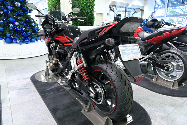 大型ロードスポーツモデル「CB1300」シリーズのE Packageに特別