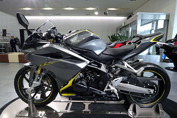 ホンダ CBR250RR : シルバー Honda CBR250RR : Silver | Car and Moto