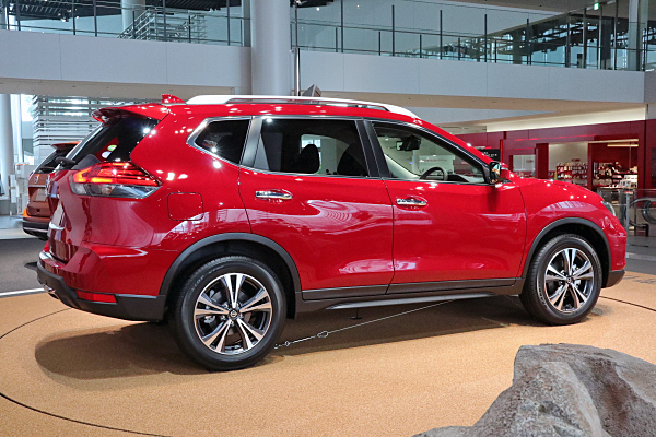 日産 エクストレイル 20X : レッド Nissan X-Trail 20X : Red