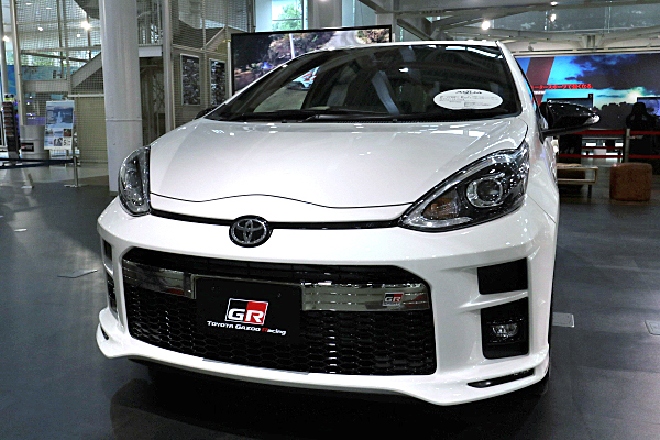 トヨタ アクア GR スポーツ プロトタイプ ホワイト Toyota Aqua