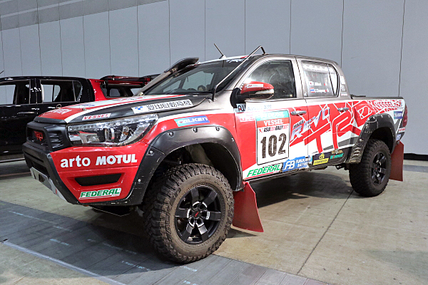 Toyota HILUX TRD Customize (2017) Super White II | HLJ.com