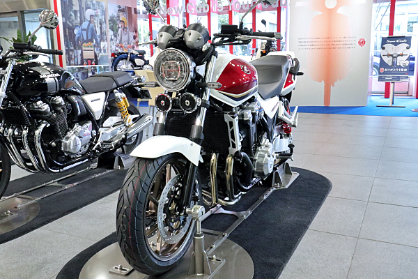 CB1300SB スーパーボルドール SC54 MUGEN 無限 スクリーン 「スモーク」 A461G0133