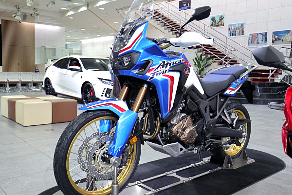 ホンダ Crf1000l アフリカツイン Dct ブルー Honda Crf1000l Africa Twin Dct Blue 1816 Jpg