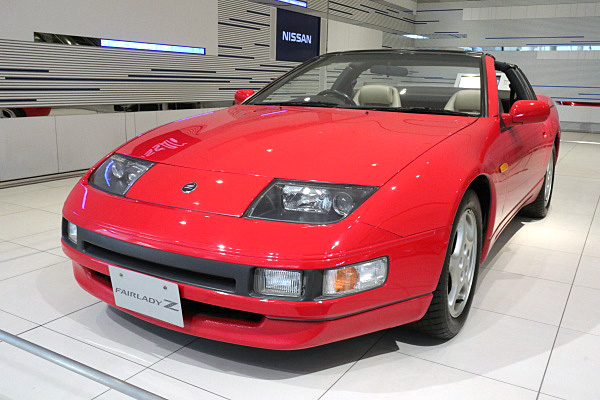 日産オンラインショップ：ポケッタブルフーディジャケット レッド