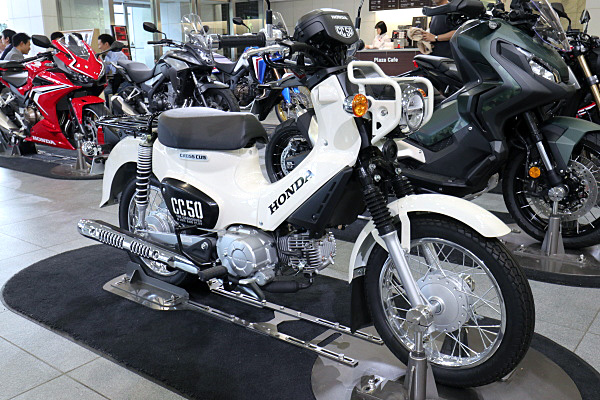 ホンダ クロスカブ 50 ホワイト Honda Cross Cub 50 : White | Car and Moto in Japan