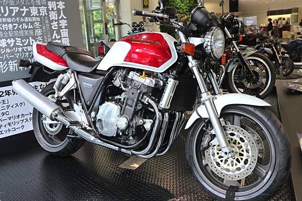 ホンダ CB 50周年 Honda CB 50th Annniversary | Car and Moto ホンダ CB 50周年 Honda CB 50th Annniversary | Car and Moto