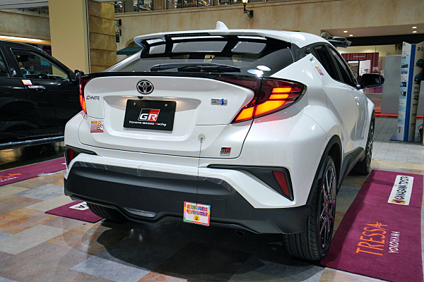 TOYOTA C-HR GR Sport ミニカー ホワイト Amazon | 1/30 トヨタ 新型C-HR 2019 最新型 後期 GRスポーツ