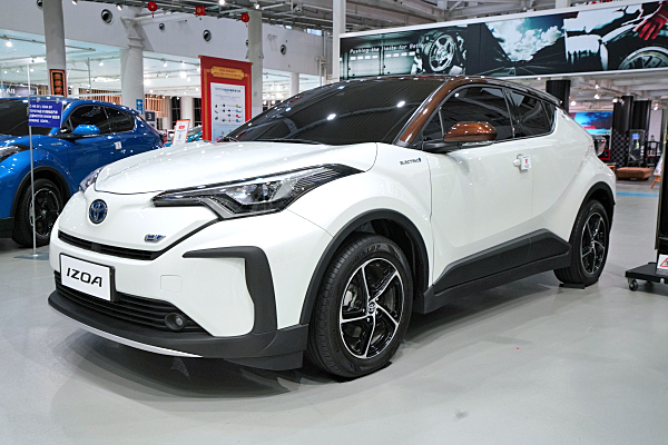 Amazon | TOYOTA特注 1/18 トヨタ イゾア (ホワイト) C-HR IZOA