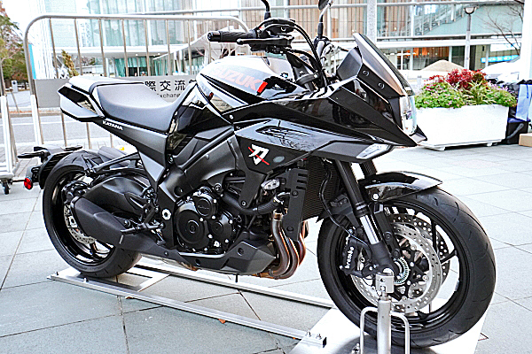 スズキ カタナ ブラック Suzuki KATANA : Black | Car and Moto