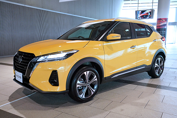 日産 キックス X イエロー Nissan Kicks X : Yellow | Car and Moto in