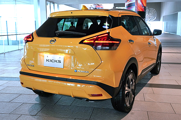 日産 キックス X イエロー Nissan Kicks X : Yellow | Car and Moto in