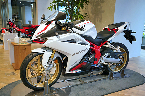 ホンダ CBR250RR ホワイト Honda CBR250RR : White | Car and