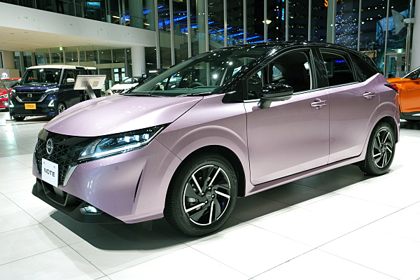 日産 ノート X プロトタイプ ピンク / ブラック (2) Nissan Note X