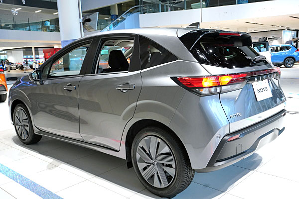 日産 ノート X グレー Nissan Note X : Gray | Car and Moto in Japan