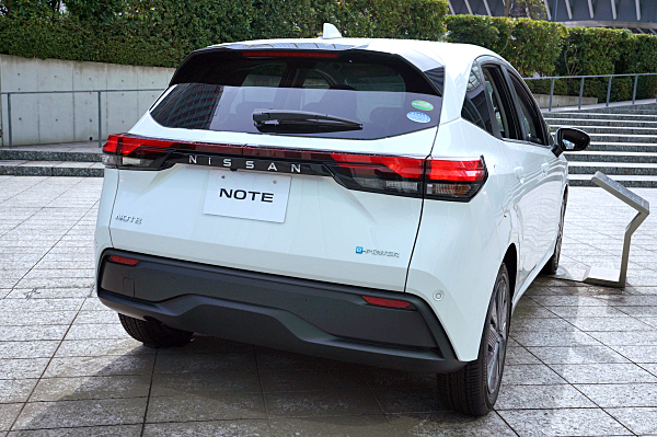 日産 ノート X ホワイト (2) Nissan Note X : White (2) | Car and